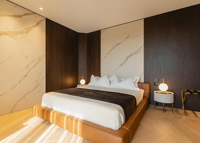 Park Penthouse & Pool - Heated Pool -